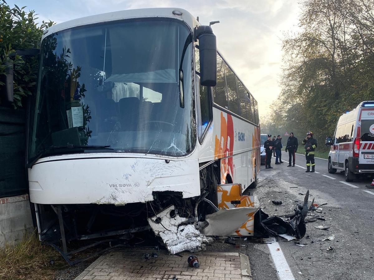 Incidente ad Arignano, scontro tra un'auto e un pullman con 50 studenti a bordo: morto il conducente della vettura, contusi 20 ragazzi