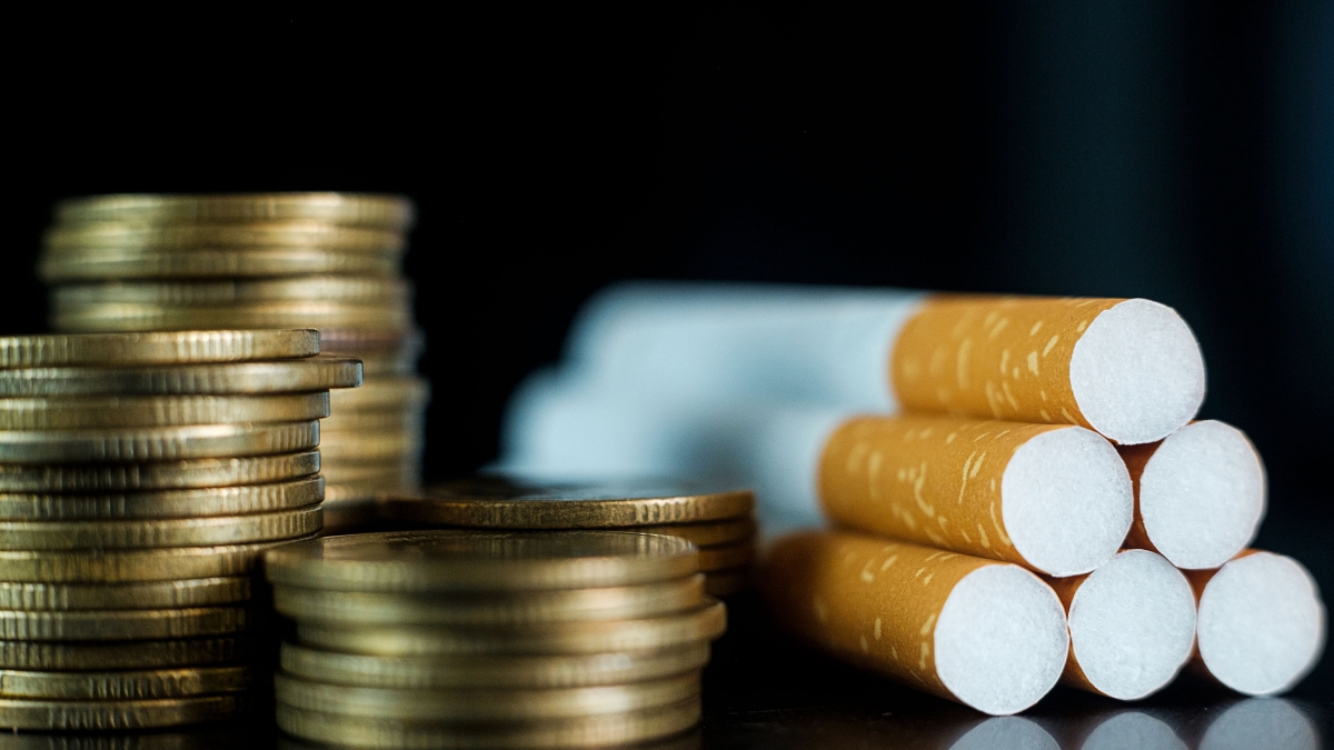 Sigarette, la raccolta firme per aumentare di 5 euro il prezzo dei pacchetti e combattere il fumo