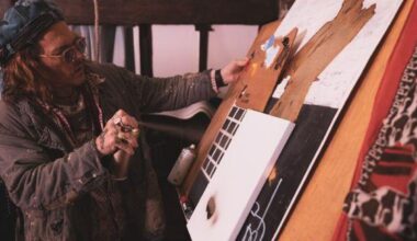 I fiori dipinti da Johnny Depp per la prima volta in vendita a Milano: prezzo 3.500 euro