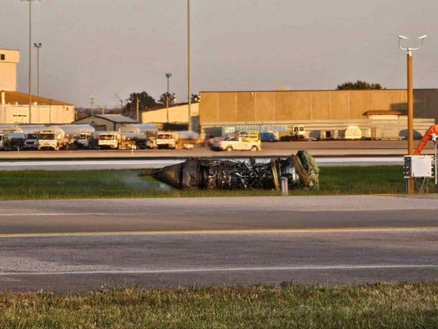 Incidente aereo in Kentucky: la manutenzione, il motore che si stacca, i piloti obbligati a decollare. Cos’è successo