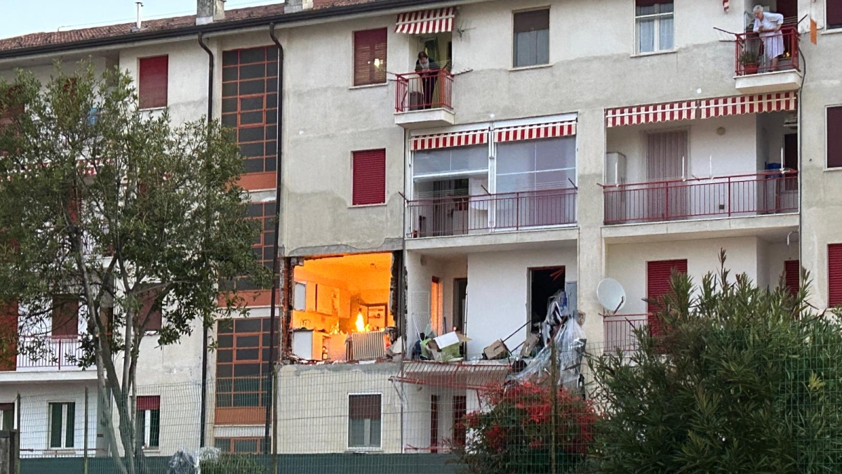 Esplosione in una palazzina a Rivarolo Canavese, nel Torinese: ferita una coppia di anziani, uno dei due è grave