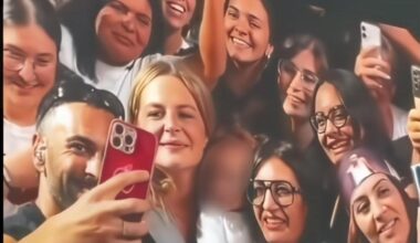 Eboli, Marco Mengoni interrompe il concerto per coccolare Lulù, una neonata seduta con la mamma in prima fila