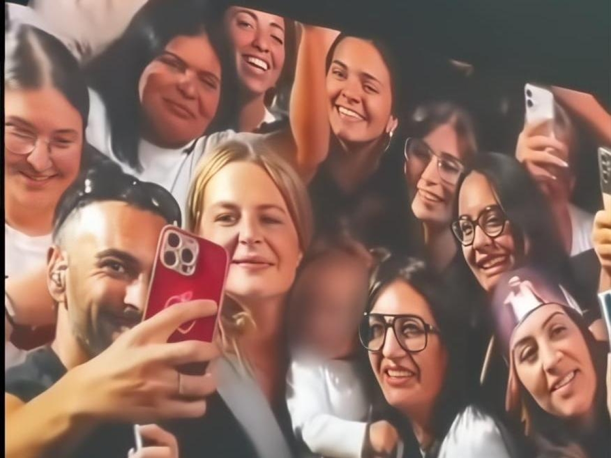 Eboli, Marco Mengoni interrompe il concerto per coccolare Lulù, una neonata seduta con la mamma in prima fila