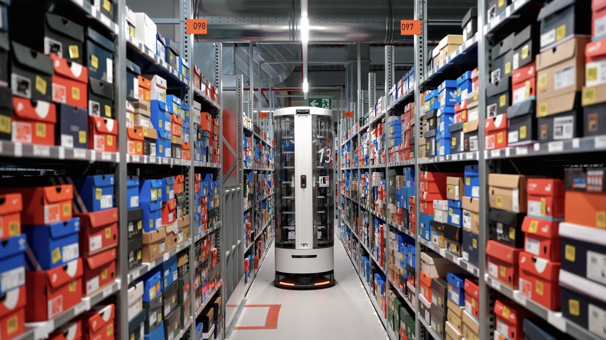 Zalando, sale il fatturato del 26% e nel polo veneto arrivano 3 nuovi robot che prelevano i capi (10 mila al giorno) dal magazzino