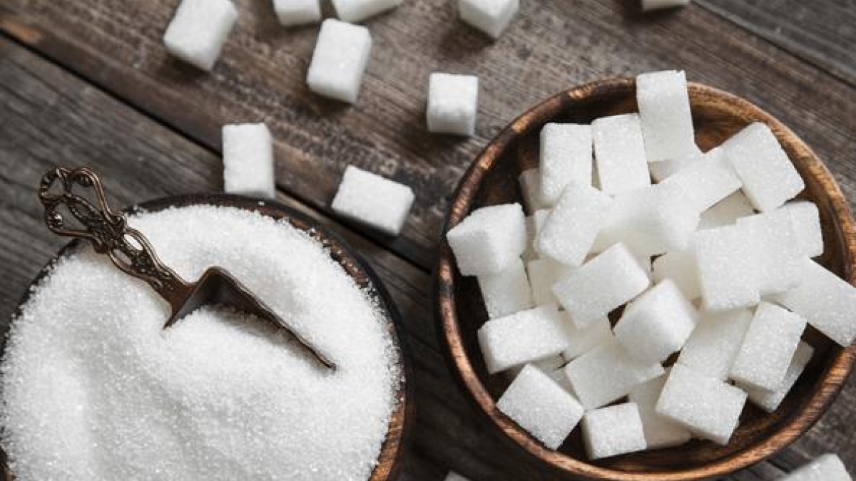 Zucchero: 8 segnali (alcuni insospettabili) per capire se ne stiamo mangiando troppo e come rimediare