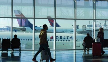 Voli cancellati negli Usa per lo shutdown, aeroporti al buio per 24 ore e le mail alle compagnie: «Chi sa qualcosa ce lo dica». Sabato stop ad altri 750 voli