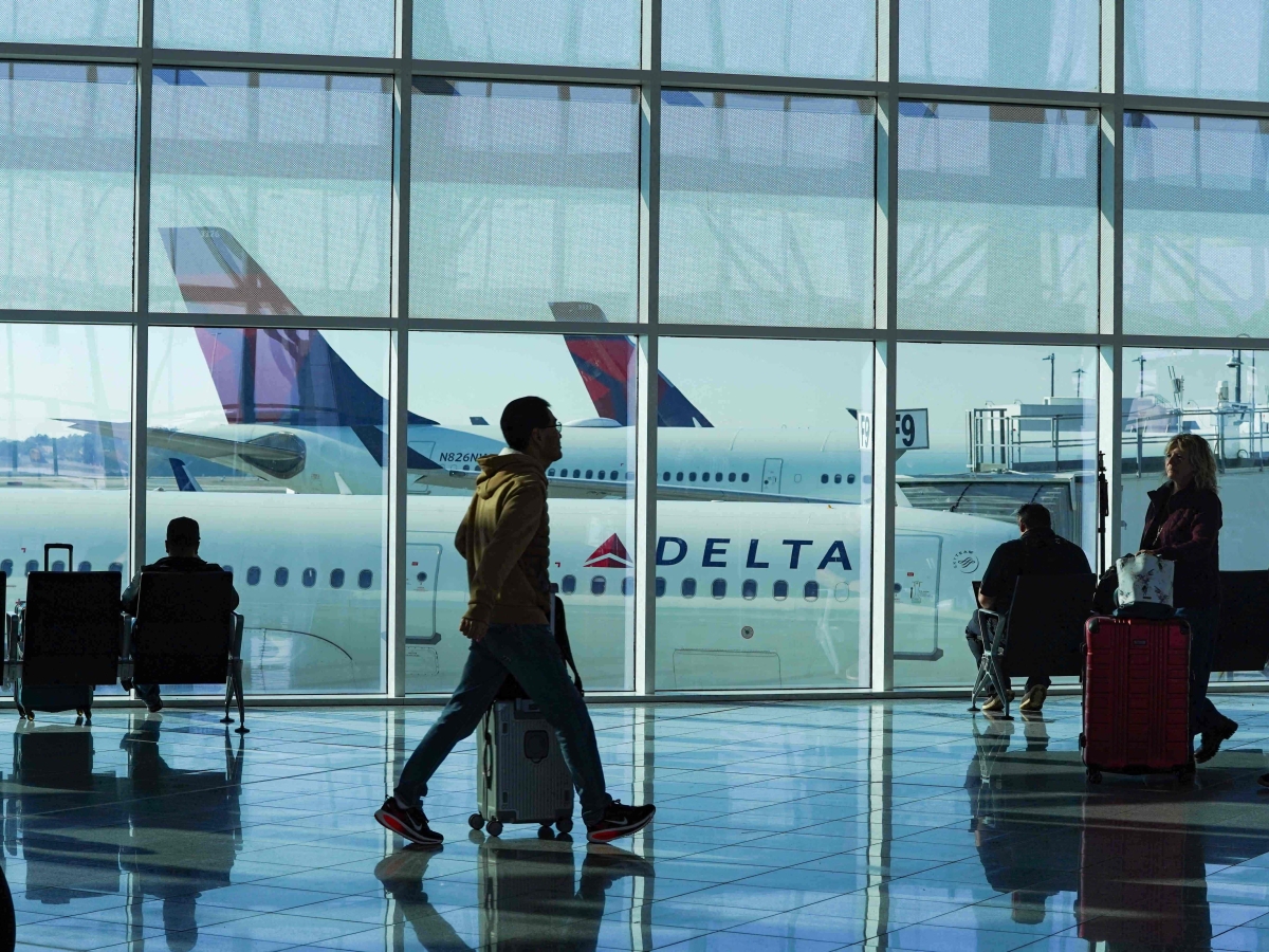 Voli cancellati negli Usa per lo shutdown, aeroporti al buio per 24 ore e le mail alle compagnie: «Chi sa qualcosa ce lo dica». Sabato stop ad altri 750 voli