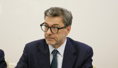 Giorgetti sulla manovra: «Massacrati da chi può farlo. Chi guadagna 2.000 euro non è un ricco»