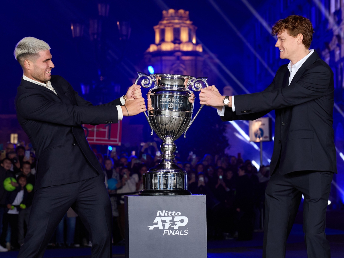 Sinner e Alcaraz si contendono la coppa da numero 1 e accendono le Finals. Carlos «Ho proposto a Jannik di tingersi»
