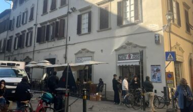 Violentata in macchina da due uomini in centro a Firenze: i sospettati portati in questura