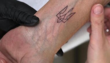 Calenda, un tatuaggio per sostenere la resistenza ucraina