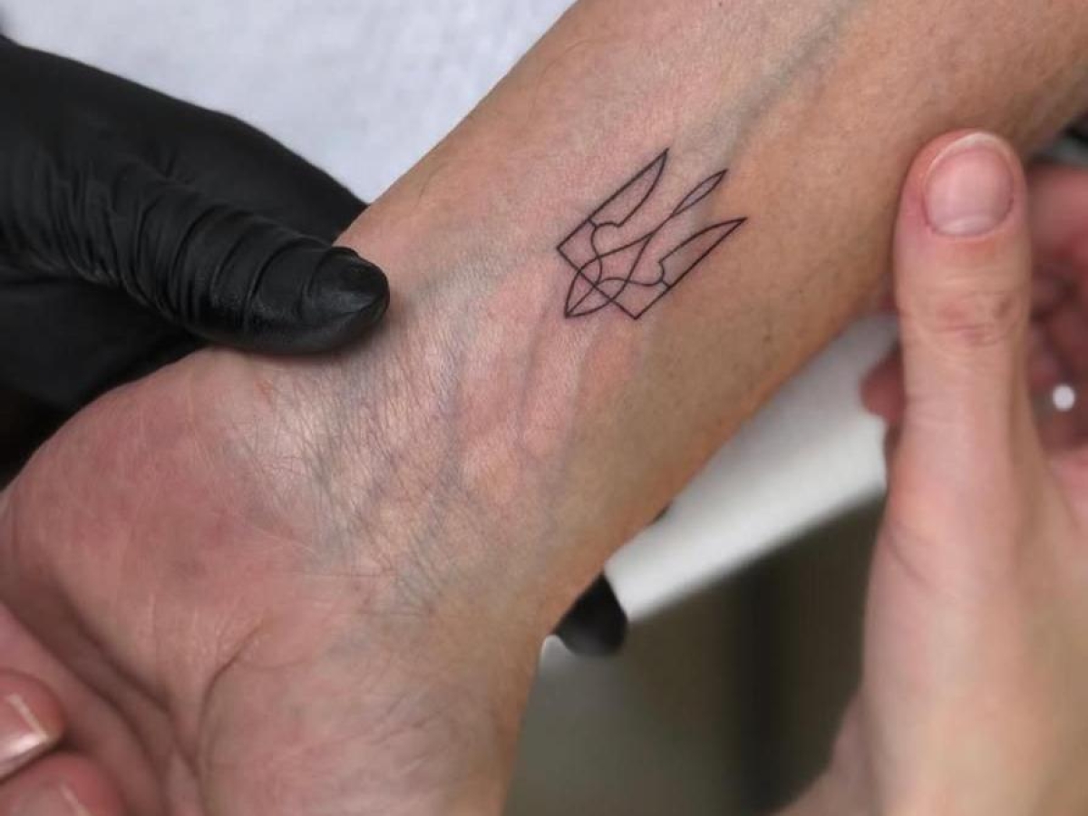 Calenda, un tatuaggio per sostenere la resistenza ucraina