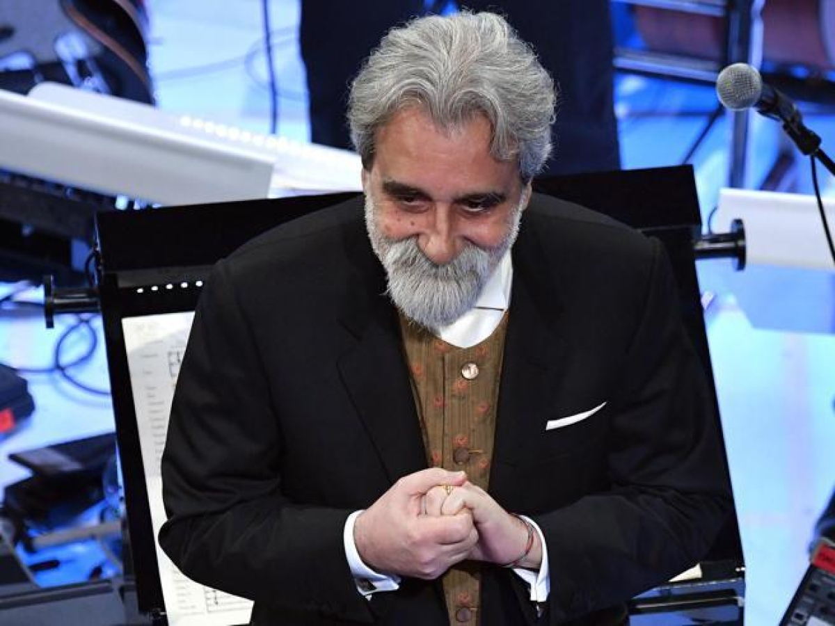 È morto Peppe Vessicchio: il direttore d'orchestra aveva 69 anni. «Polmonite interstiziale precipitata rapidamente»