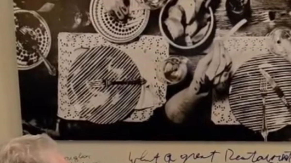 De Niro e Sorrentino a cena insieme a Trastevere: alla Taverna Trilussa coi piatti tradizionali romani (e i selfie coi fan)