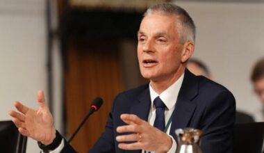 Terremoto alla Bbc, si dimettono il direttore generale Tim Davie e la ceo delle news Deborah Turness: avevano mandato in onda un documentario su Trump con un discorso modificato