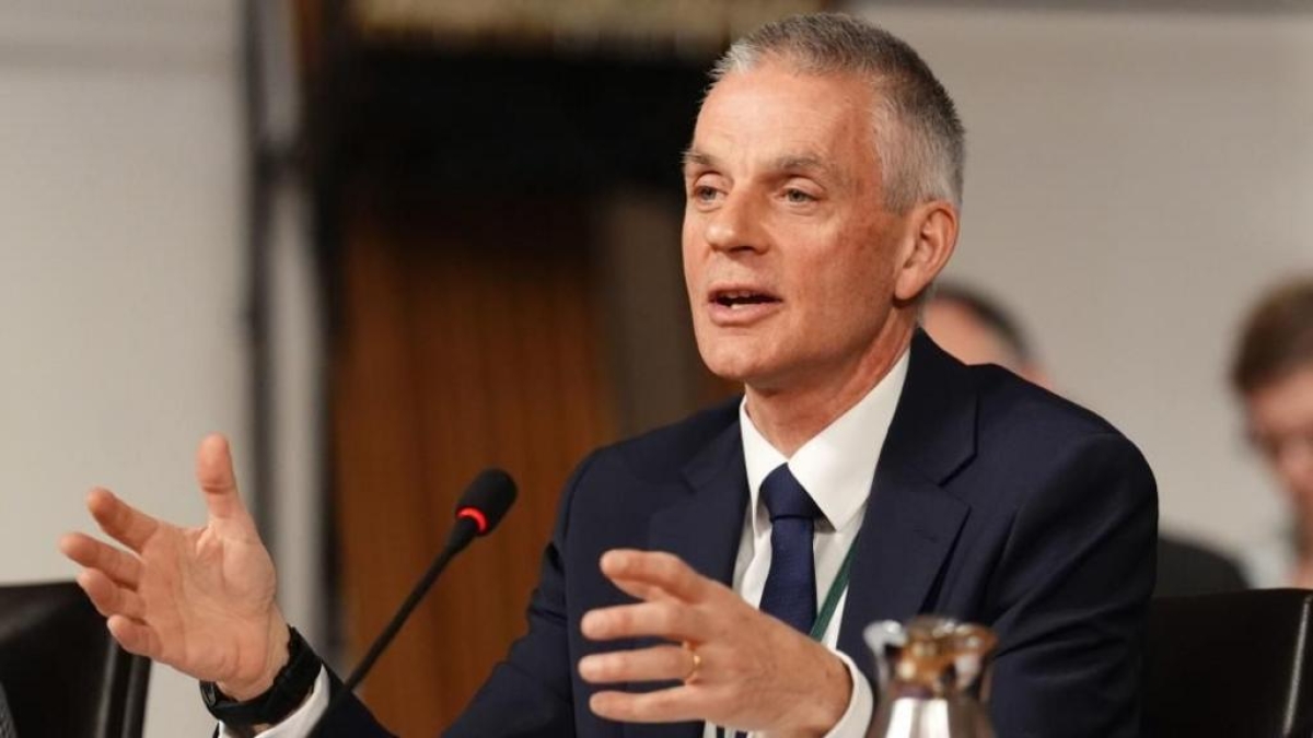 Terremoto alla Bbc, si dimettono il direttore generale Tim Davie e la ceo delle news Deborah Turness: avevano mandato in onda un documentario su Trump con un discorso modificato