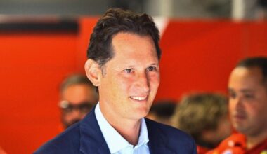 John Elkann tuona contro Leclerc ed Hamilton: «Parlino meno, pensino a guidare. La Ferrari ha bisogno di piloti che si concentrino meno su loro stessi e più sulla scuderia»