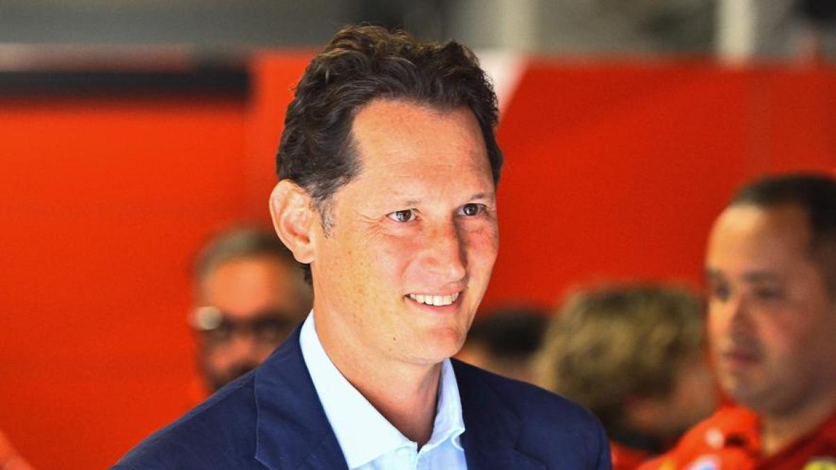 John Elkann tuona contro Leclerc ed Hamilton: «Parlino meno, pensino a guidare. La Ferrari ha bisogno di piloti che si concentrino meno su loro stessi e più sulla scuderia»