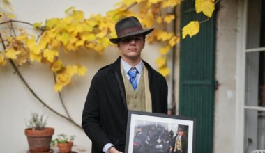 Furto al Louvre, chi è il misterioso uomo con il cappello fedora: 15 anni, fan di Sherlock Holmes. «A scuola mi vesto così. Aspetto che mi contattino per dei film»