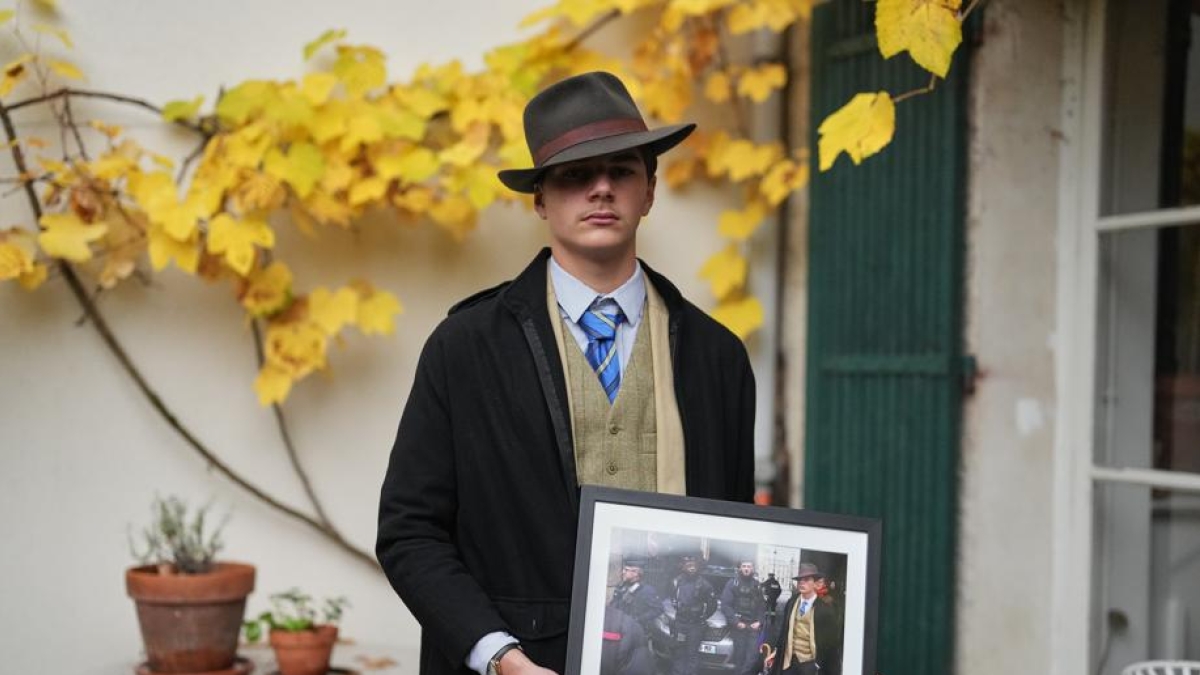 Furto al Louvre, chi è il misterioso uomo con il cappello fedora: 15 anni, fan di Sherlock Holmes. «A scuola mi vesto così. Aspetto che mi contattino per dei film»