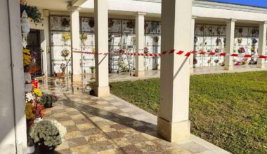 Padova, anziano aggredito in cimitero mentre portava i fiori alla moglie: accoltellato al collo e buttato a terra. E' caccia all'aggressore