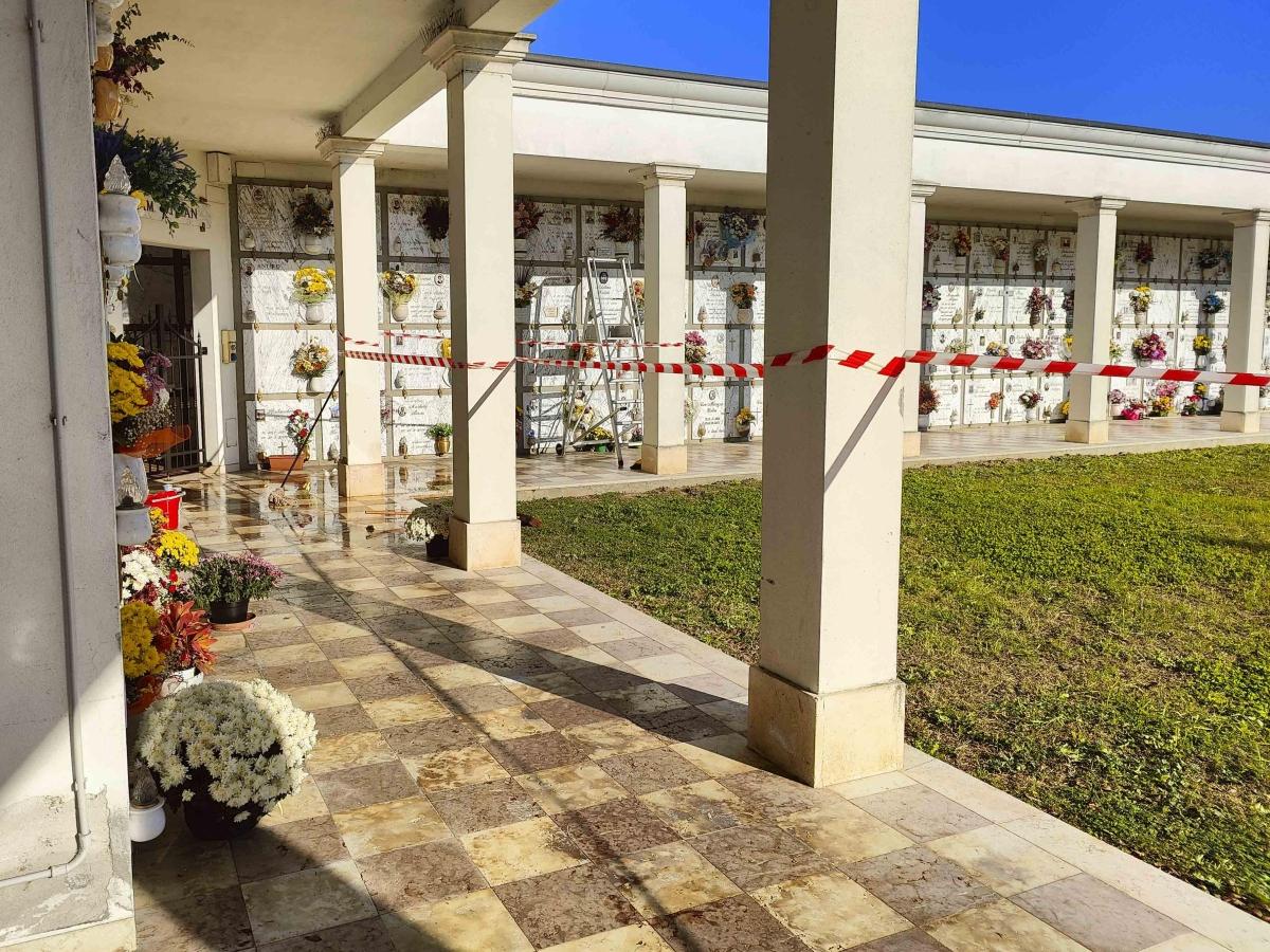 Padova, anziano aggredito in cimitero mentre portava i fiori alla moglie: accoltellato al collo e buttato a terra. E' caccia all'aggressore