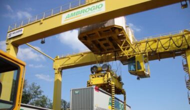 L'Ad chiama e licenzia tre donne leggendo una lettera, una è incinta. «L'azienda viene prima». Ma poi la reintegra