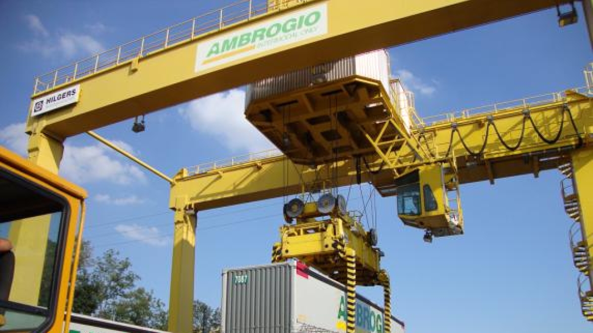 L'Ad chiama e licenzia tre donne leggendo una lettera, una è incinta. «L'azienda viene prima». Ma poi la reintegra