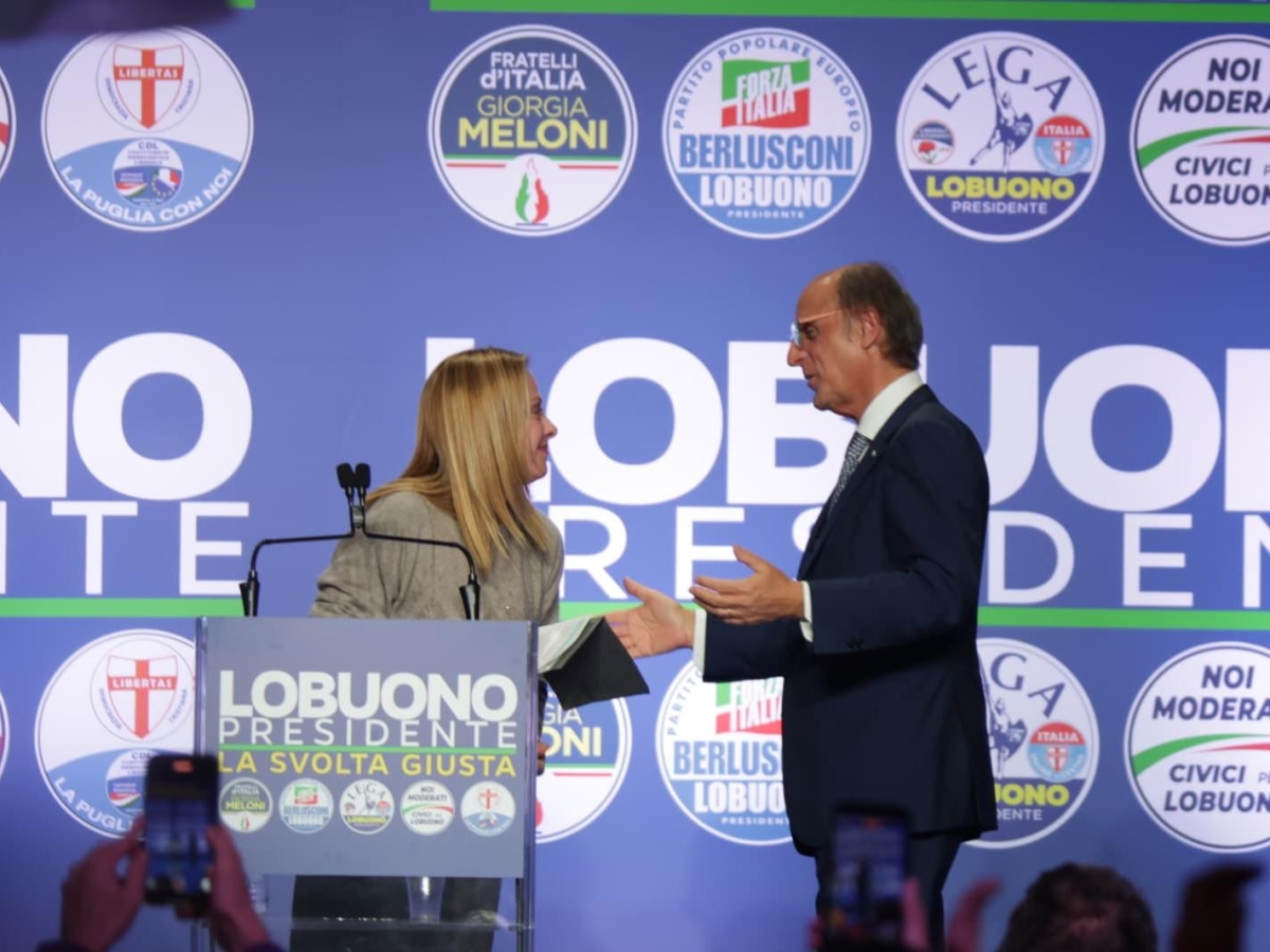 Elezioni regionali in Puglia, Meloni a Bari: «La manovra aiuta i ricchi? Ci vuole coraggio a dirlo». Salvini e i migranti: «Fuori dalle pa... chi non rispetta tradizioni»
