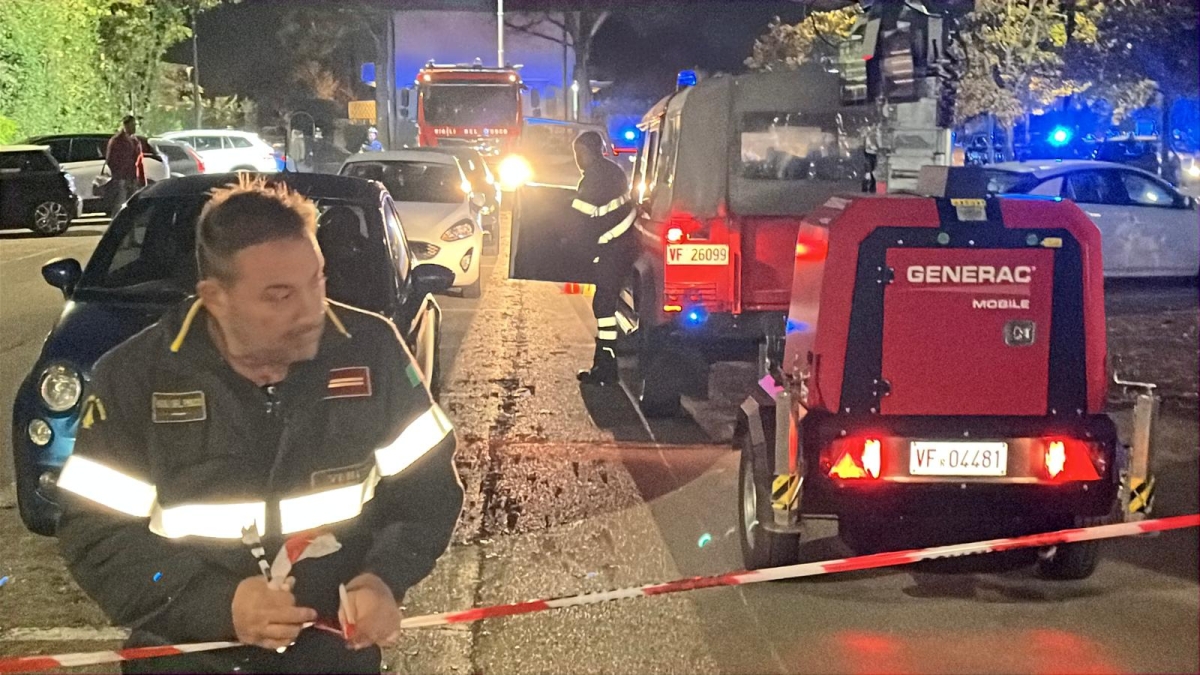 Mogliano, regolamento di conti con sparatoria nel parcheggio del negozio: tre feriti
