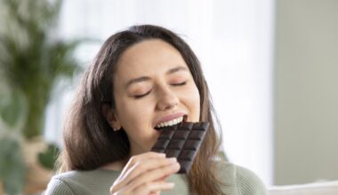 Come vivere gli ormoni in armonia a ogni età: verdure a foglia verde per abbassare il cortisolo, cioccolato per aumentare la serotonina