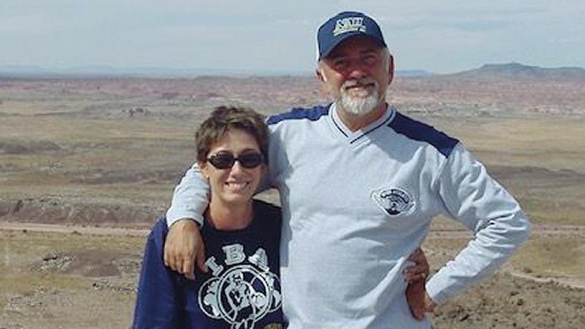 La moglie di Faletti: «La prima volta lo vidi e pensai: che sborone. Il tumore e le cure a Los Angeles? Non era né arrabbiato né triste»