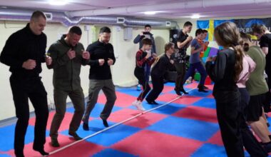 Zelensky ammette le difficoltà: «I russi intensificano i raid»