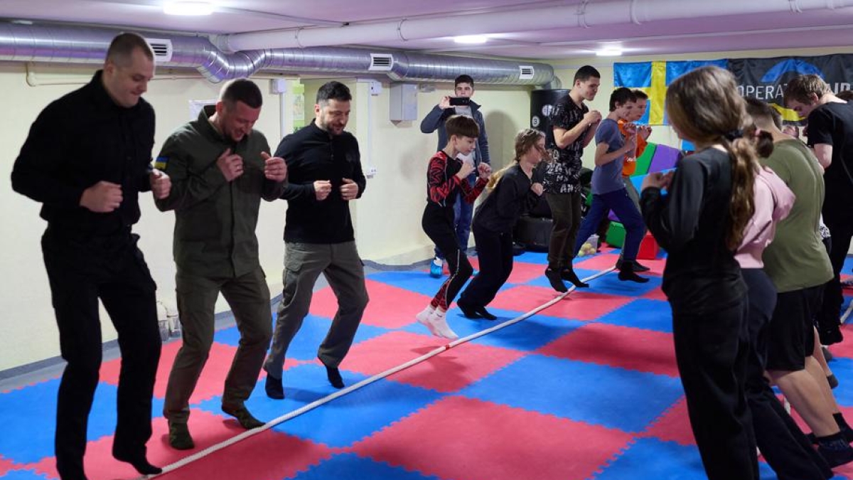 Zelensky ammette le difficoltà: «I russi intensificano i raid»