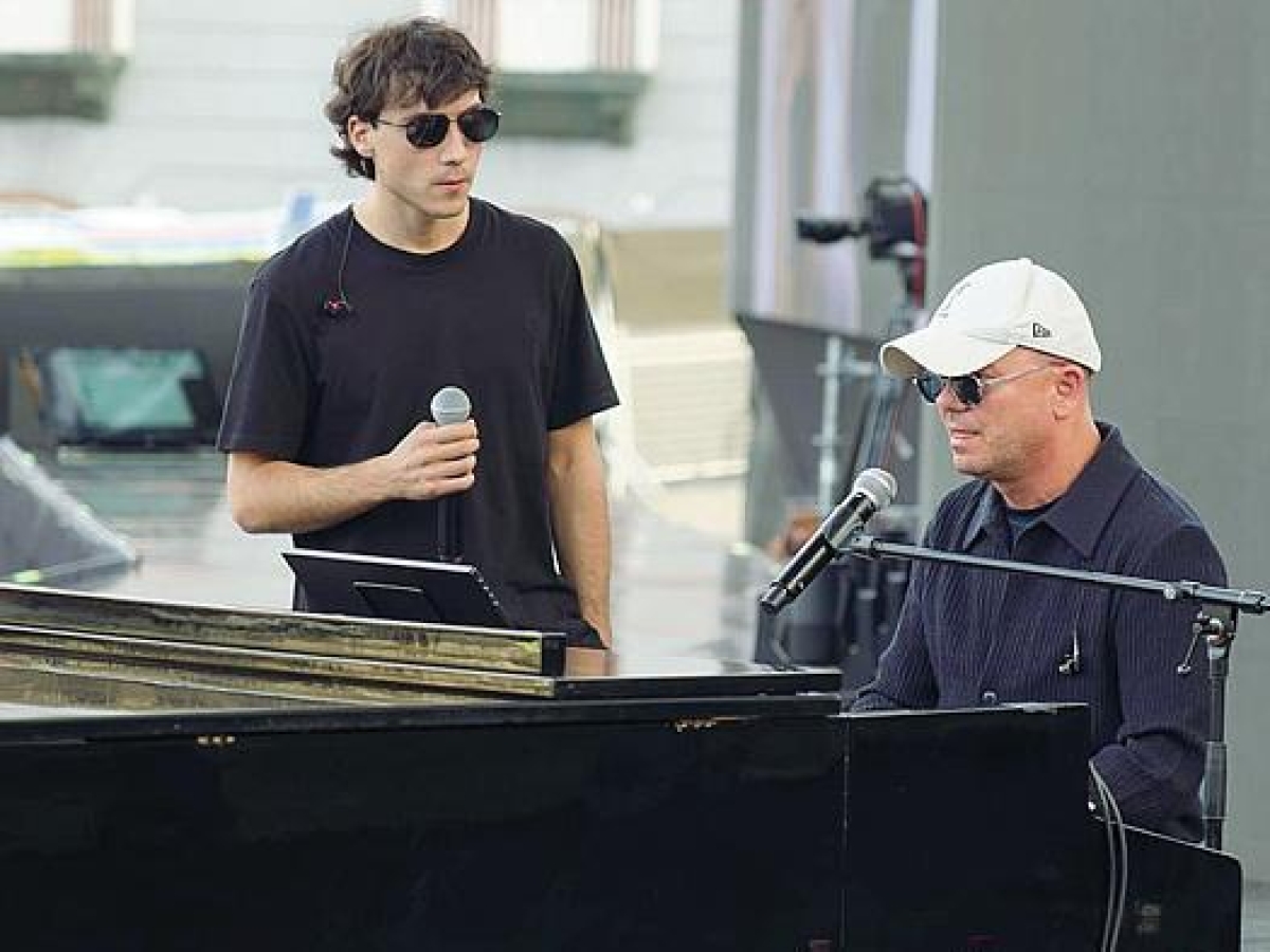 Gigi D'Alessio, Matteo Paolillo: «Ho perso 10 chili per interpretarlo». I set del film all'Hotel Excelsior di Napoli