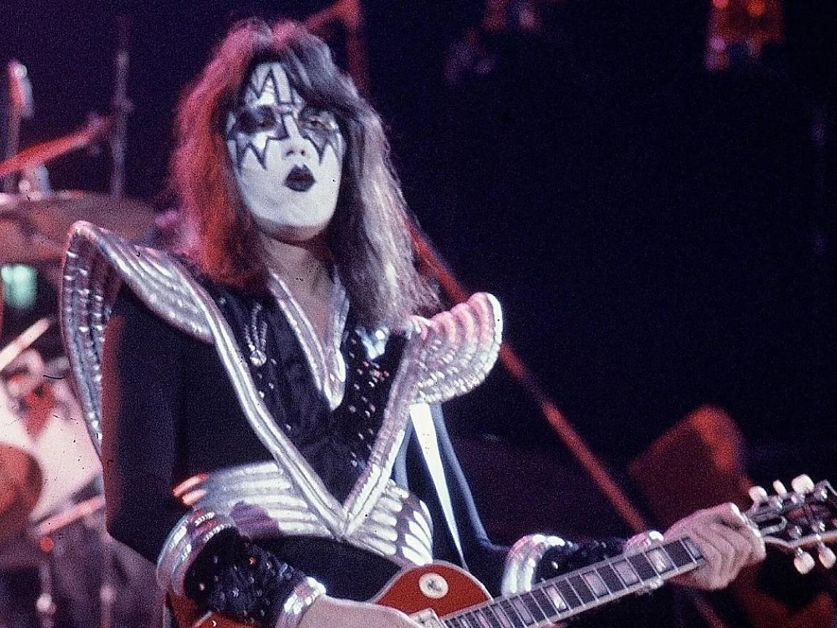 Kiss, il chitarrista Ace Frehley morto per le ferite conseguenti a una caduta accidentale