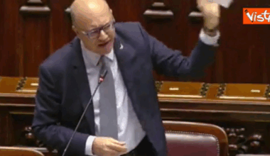 Legge sull'educazione sessuale a scuola. Valditara alle opposizioni: vergognatevi, dite il falso sui femminicidi. Bagarre alla Camera e lui si scusa