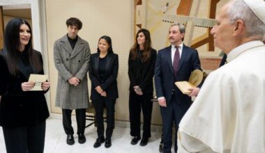 Papa Leone XIV riceve Laura Pausini in Vaticano: «Io e il mio segretario Edgar siamo suoi fan da sempre»
