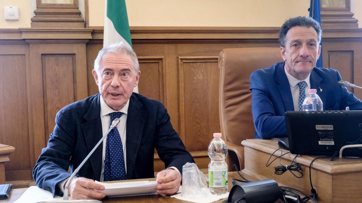 Iveco, Urso: «Il governo garantirà l’interesse nazionale nella cessione a Tata Motors»