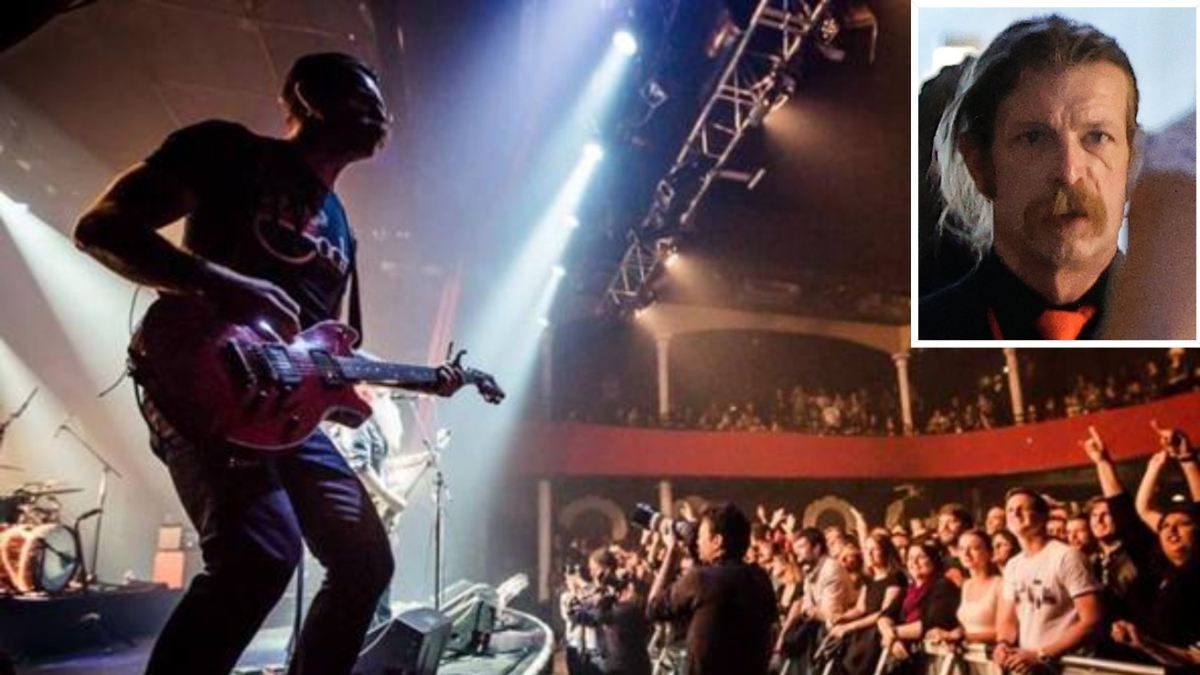 Il cantante degli Eagles of Death Metal: «Dieci anni fa, al Bataclan, i figli di p... ridevano e sparavano senza pietà. Gli spettatori sono famiglia, con 500 di loro mi sento ancora»
