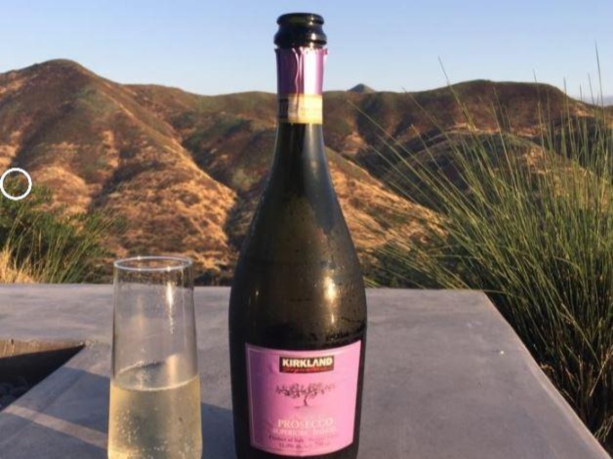 «Quel Prosecco può esplodere»: ritirato un milione di bottiglie dal mercato. Segnalazioni di vetri in frantumi e consumatori feriti