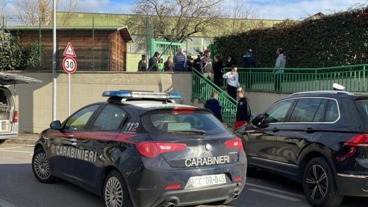 I giochi in giardino, il laccio della felpa impigliato, la disperazione delle maestre: cosa è accaduto all'asilo di Arezzo dove è morto un bimbo di 2 anni