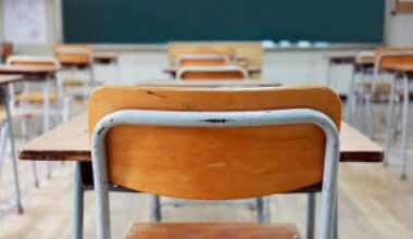 Marcianise, tragedia a scuola: ragazzina di 12 anni muore dopo un volo di dieci metri. Sul banco un biglietto: «Mi dispiace»