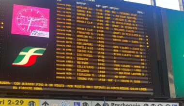 Roma, caos alla stazione Termini: treni in ritardo fino a 6 ore, viaggiatori infuriati
