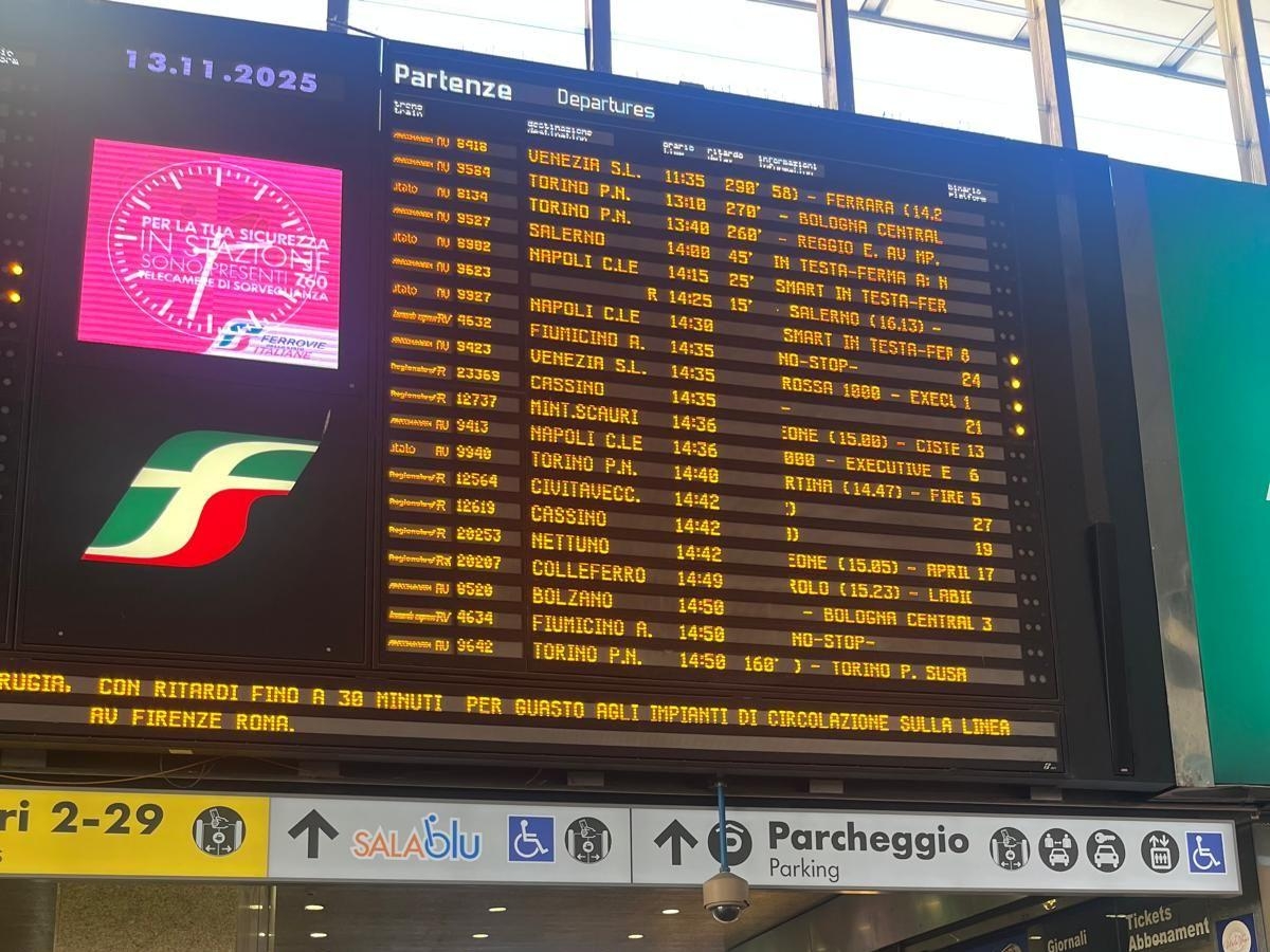 Roma, caos alla stazione Termini: treni in ritardo fino a 6 ore, viaggiatori infuriati