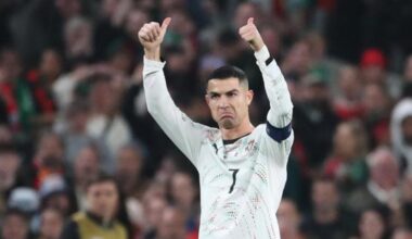 Cristiano Ronaldo espulso in Irlanda-Portogallo, cosa è successo: la gomitata, il Var, la lite coi tifosi