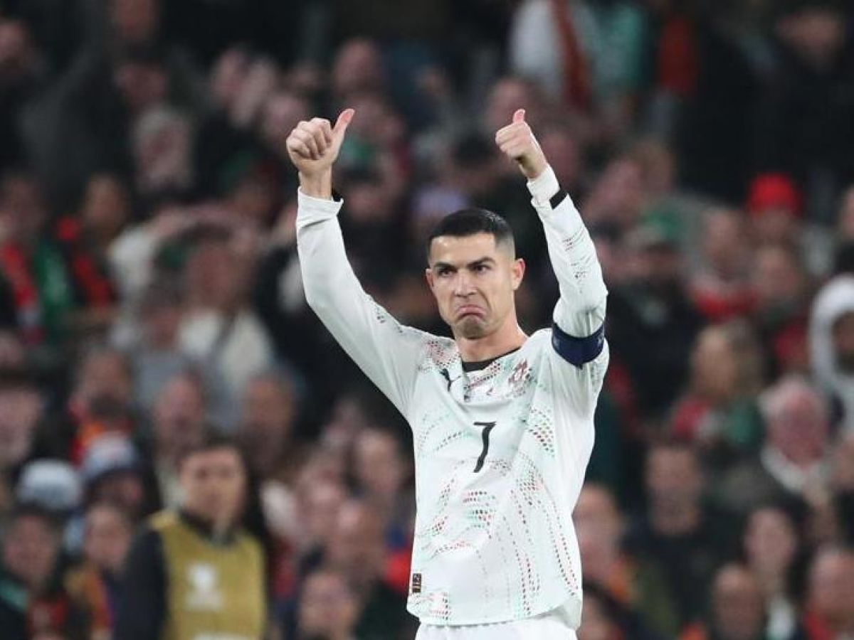 Cristiano Ronaldo espulso in Irlanda-Portogallo, cosa è successo: la gomitata, il Var, la lite coi tifosi