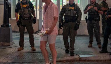 Arrestato da 12 militari in tenuta d'assalto, processato per giorni, infine assolto: cosa ci dice la folle storia dell'uomo che lanciò un panino a un agente, negli Stati Uniti