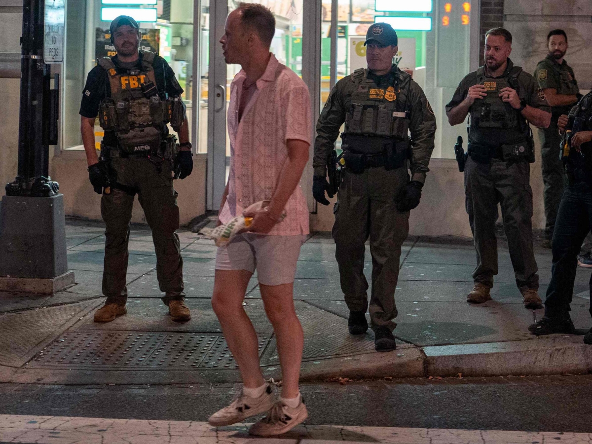 Arrestato da 12 militari in tenuta d'assalto, processato per giorni, infine assolto: cosa ci dice la folle storia dell'uomo che lanciò un panino a un agente, negli Stati Uniti