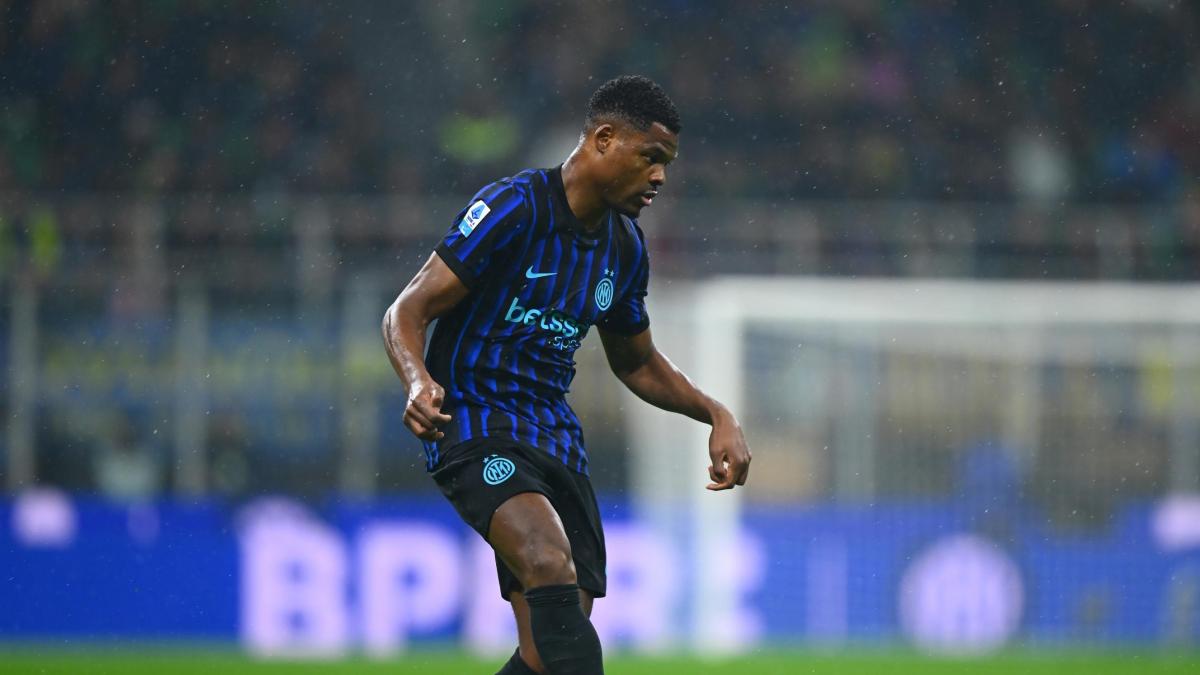 Infortunio Dumfries con l'Olanda: fastidio alla caviglia, rientra a Milano